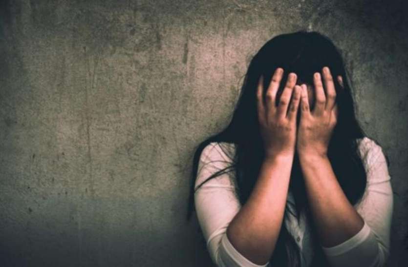 शख्स ने नाबालिग लड़की के पिता को जान से मारने की धमकी देकर 6 महीनों तक किया रेप, मामला दर्ज शख्स ने नाबालिग लड़की के पिता को जान से मारने की धमकी देकर 6 महीनों तक किया रेप, मामला दर्ज
