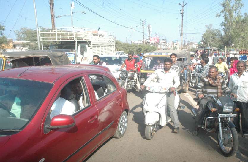 patrika news बीच सड़क पर हुआ विवाद