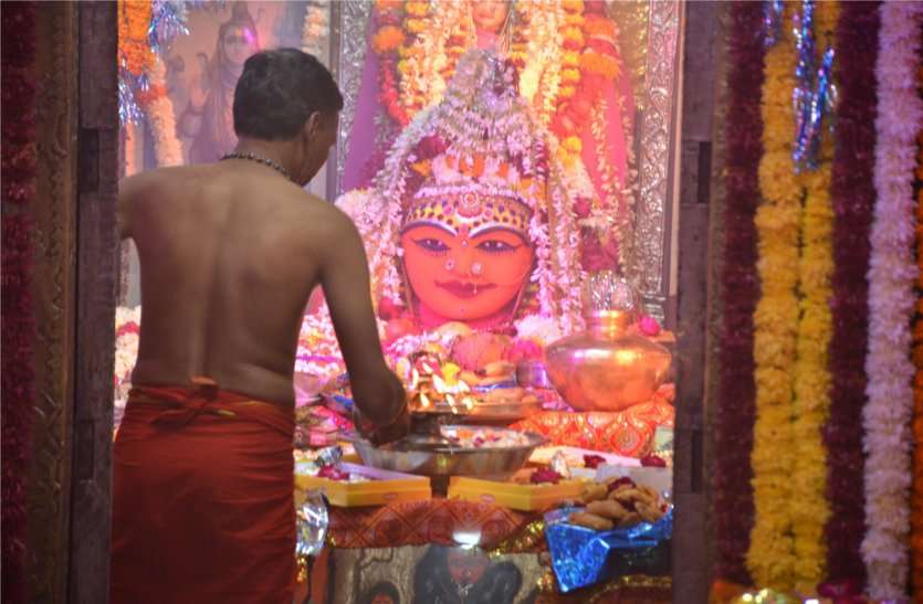 maa durga mata ki aarti video live चैत्र नवरात्रि 2019: माता की ऐसी आरती नहीं देखी होगी आपने, देखिए लाइव वीडियो में माता महिमा