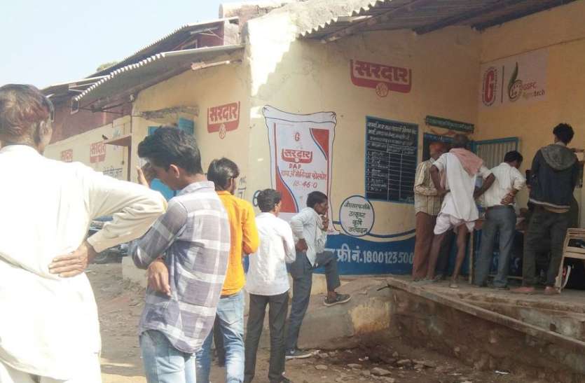 patrika यूरिया खाद आया पर किसानों को नहीं मिला, सोसायटियों में भेजा