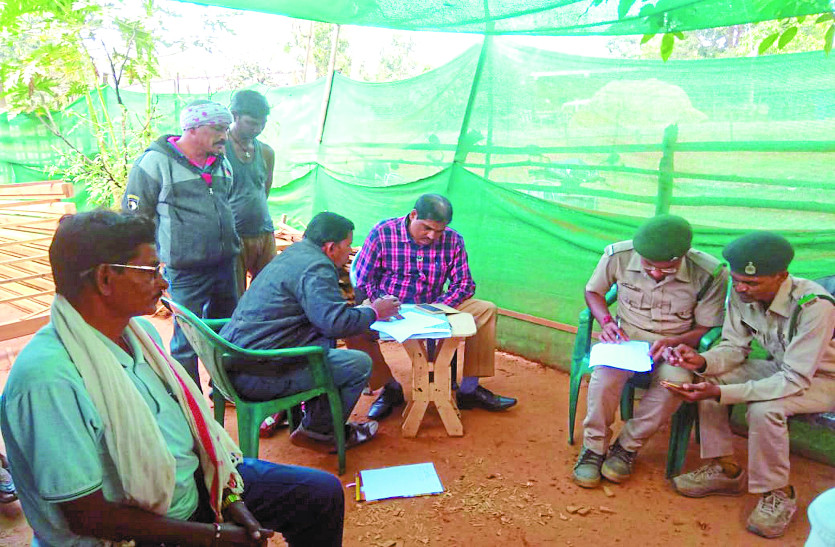 cg news सागौन लकड़ी तस्करी मामले में जांच टीम ने दो फर्नीचर मार्ट में जड़ा ताला