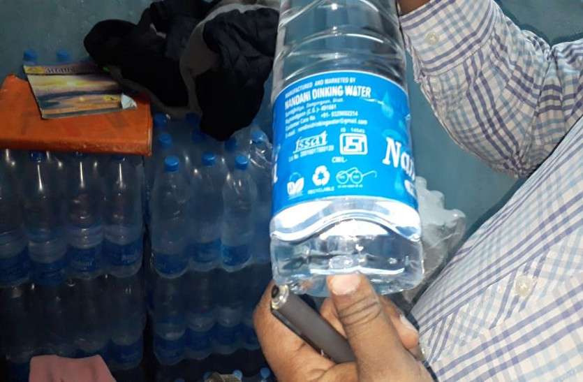 Chhattisgarh news बिना लाइसेंस चल रही मिनरल वाटर फैक्ट्री सील, ISI मार्क युक्त बोतलें जब्त