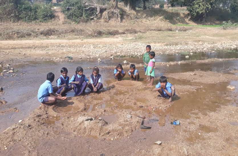 School student drinking river water ये तस्वीर देख आपको तरस भी आएगा गुस्सा भी, मासूमों और मवेशी में यहां के अधिकारी नहीं समझते फर्क
