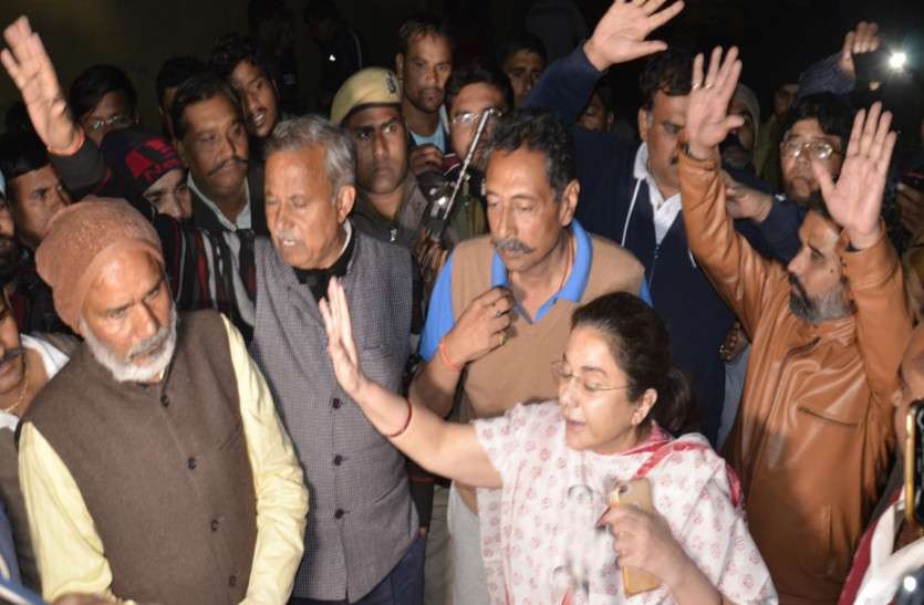 Clash between MLA Vishvendra Singh supporters RAC police भरतपुर: 'स्ट्रांग रूम' के बाहर विश्वेन्द्र सिंह के बेटे और RAC जवान में झगड़ा, सुरक्षाकर्मियों ने ताने हथियार!