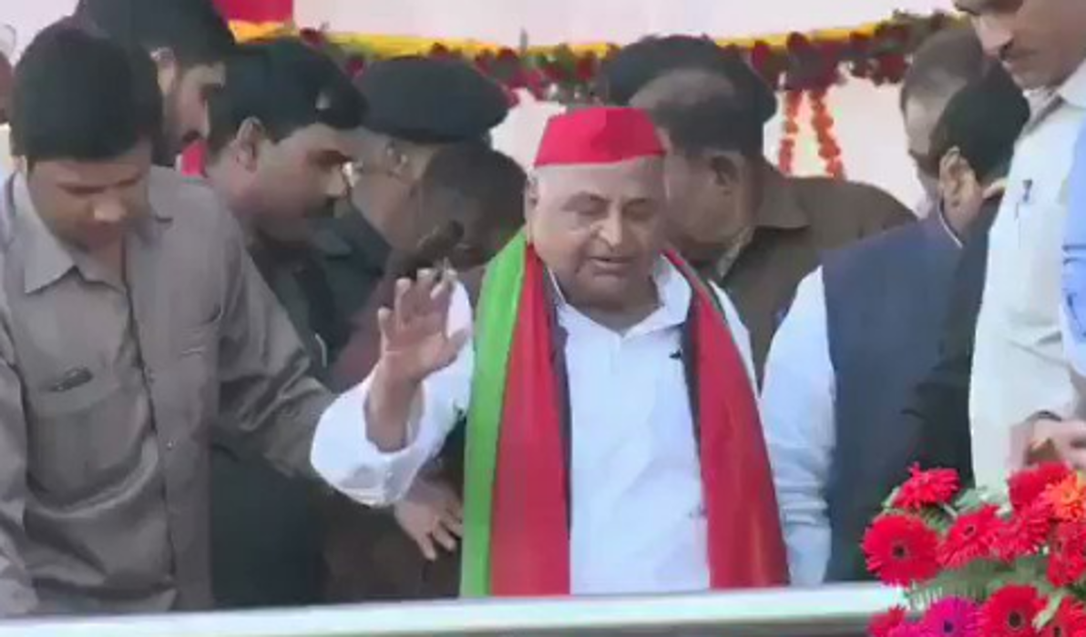 Mulayam Singh Yadav Wear Samajwadi Akhilesh Lal Topi In Shivpal Rally श वप ल क र ल म अख ल श क ल ल ट प लग कर म ल यम न सबक क य ह र न र ल म भ ड रह गई हक क