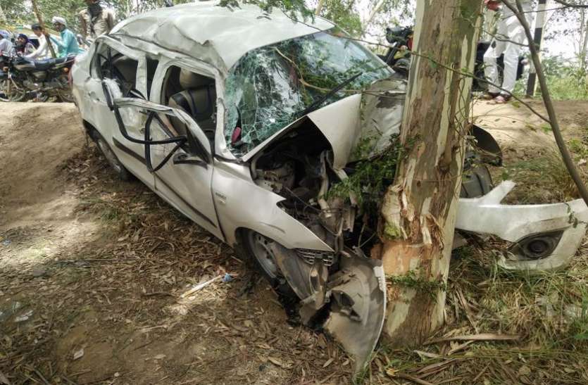 car accident in indore चलती कार में आया हार्ट अटैक, पेड़ से टकराई गाड़ी फिर...