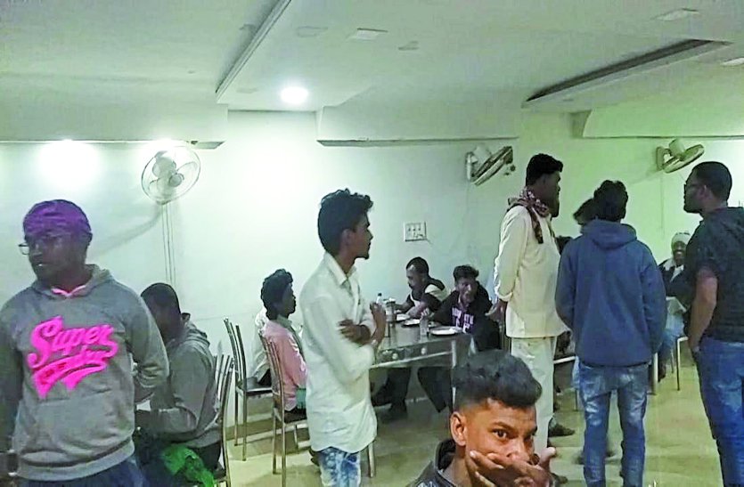 balod patrika जेल में शाम 5 बजे के बाद नहीं बनता भोजन, मानवता के नाते आरोपियों को बाहर खिलाया