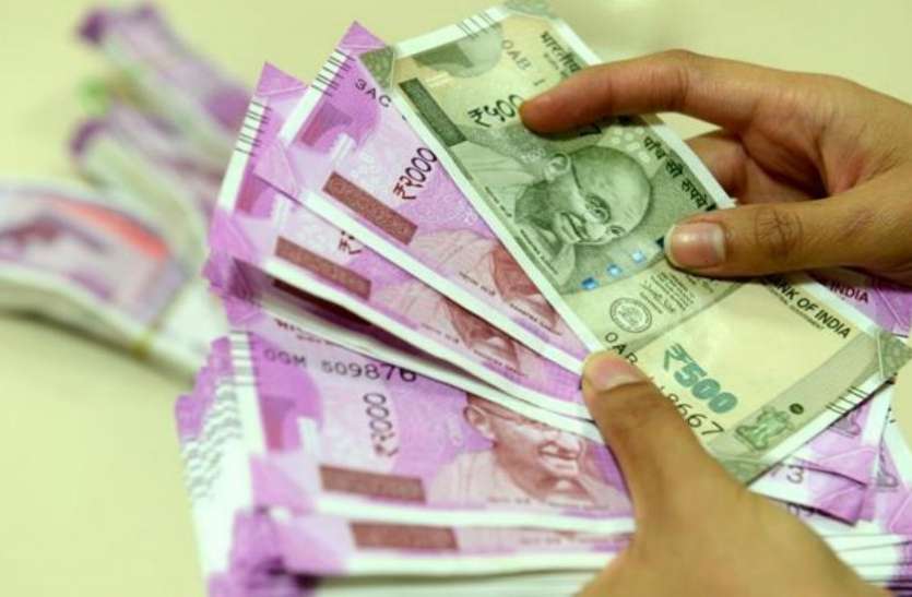 New currency नोटबंदी के बाद कितनी हुर्इ 2000 आैर 500 रुपए के नोटों की छपार्इ, सीआर्इसी ने मांगी जानकारी