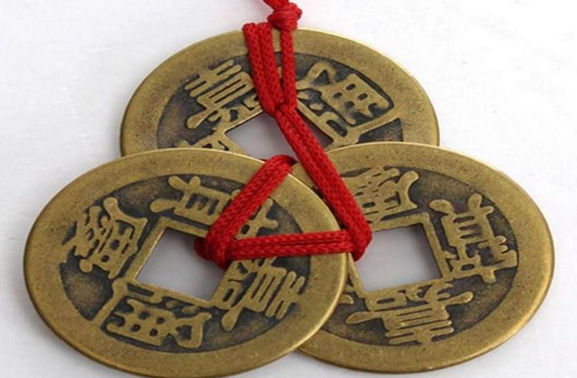 chineese coins लाल रंग के धागे में लपेटकर दरवाजे पर टांग दे ये चीज, खिंची चली आएंगी मां लक्ष्मी