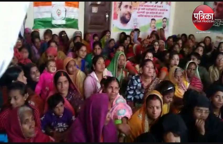 कांग्रेस भवन में सोनिया का जन्मदिवस मनाती महिलाएं