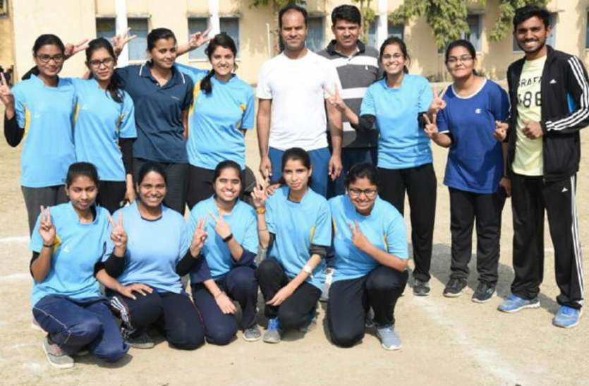 Medical college students played exciting match अंतिम गेंद तक थमी रहीं ऑडियंस की सांसें