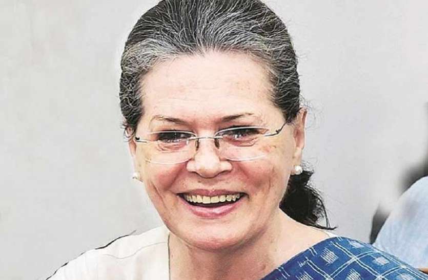 sonia gandhi सोनिया गांधी के जन्मदिन पर कंबल और साड़ियां बांटी, निशुल्क नेत्र जांच शिविर का हुआ शुभारंभ