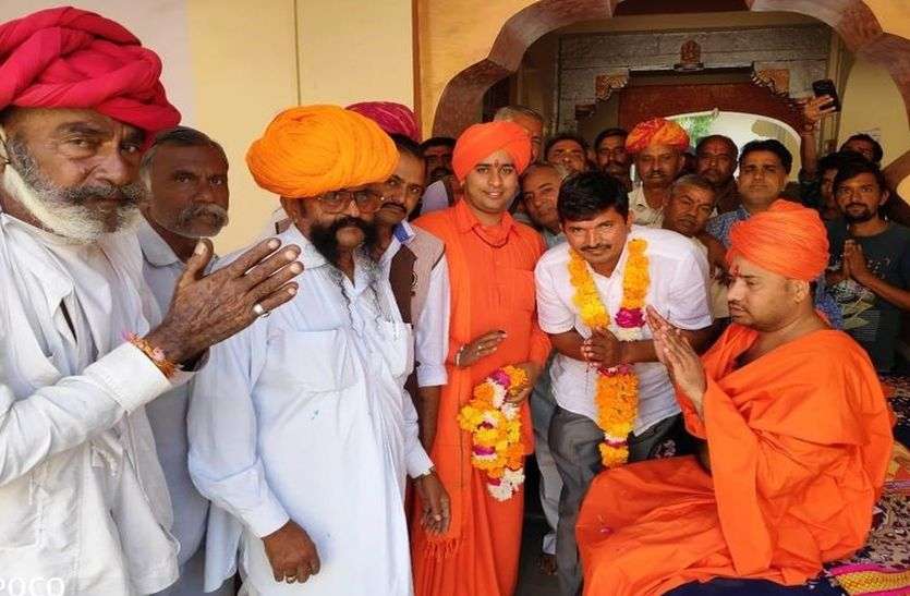 jalore election result जीत के बाद प्रत्याशियों ने मंदिरों में लगाई धोक, संतों से लिया आशीर्वाद