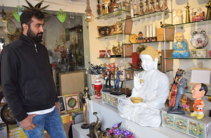 Statue giving attractive look to home and garden घर और गार्डन को आकर्षक लुक दे रहे स्टेचू