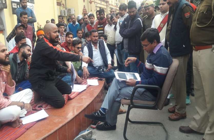 बीएचयू के आंदलित छात्रों संग वार्ता करते डीएम सुरेंद्र सिंह VC की गैरमौजदूगी में आंदोलित छात्रों को मनाने DM पहुंचे BHU, नहीं बनी बात