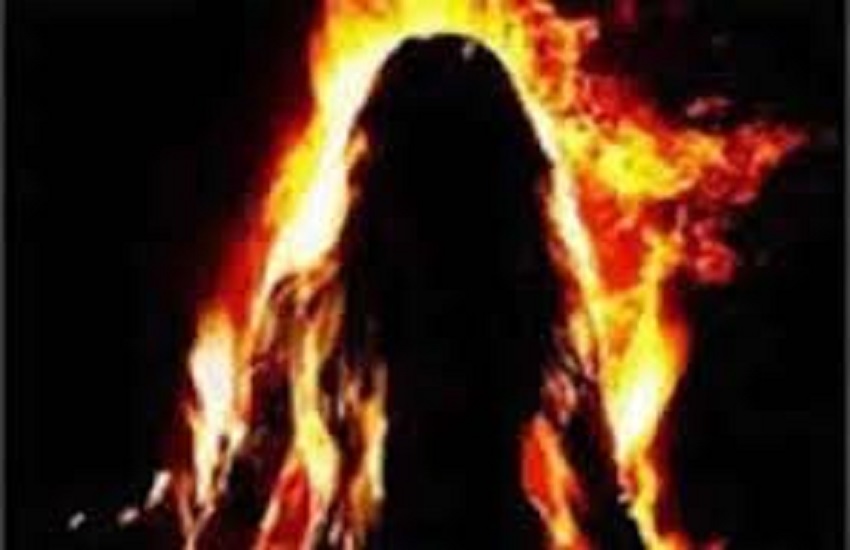 girl commits suicide after phone calls from youth CRIME / बार बार कॉल आते थे परेशान कर रहा था युवक , खुदपर मिटटी तेल डालकर युवती ने दे दी जान