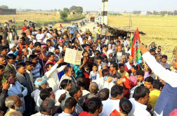 Farmers padyatra protest against rail freight corridor scheme रेल फ्रेट कॉरिडोर योजना पर किसानों ने निकाली पदयात्रा, पूर्व सपा सांसद रामकिशुन ने भरा जोश