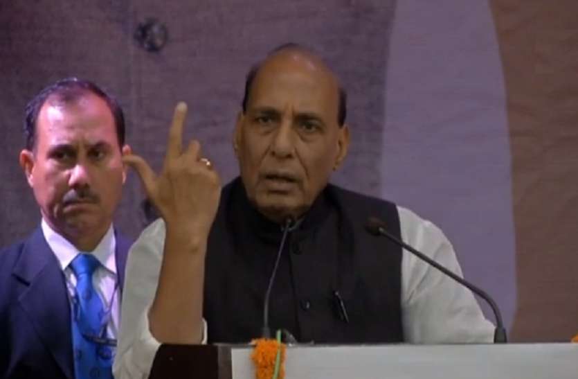 rajnath गृहमंत्री राजनाथ सिंह की सभा में मंच पर गिरे भाजपा विधायक