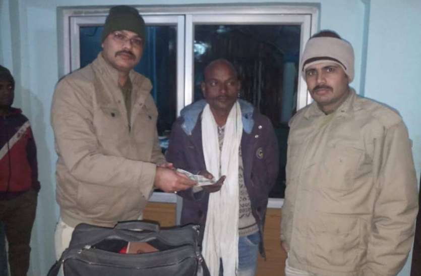 पुलिस ने पेश की ईमानदारी की मिसाल पुलिस ने पेश की ईमानदारी की मिसाल