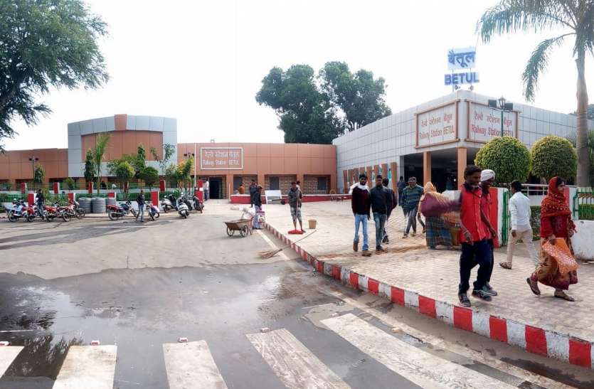railway station अंग्रेजों के जमाने में बनी टनल में 20 मिनट रुकेंगे जीएम