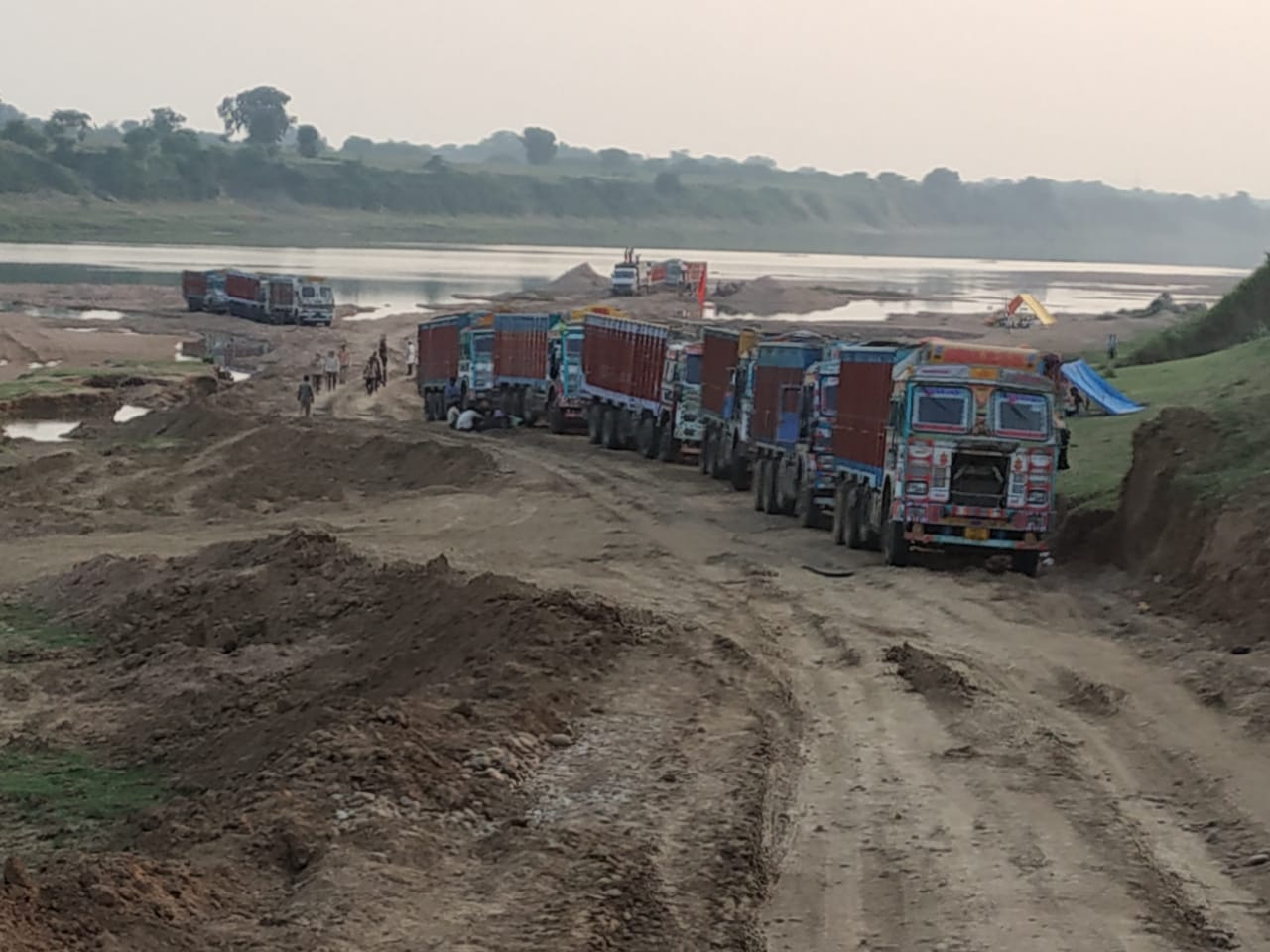 Illegal trade of sand, three poklen seized, two of them in UP धड़ल्ले से रेत का अवैध कारोबार, तीन पोकलेन जब्त, इनमें दो यूपी की