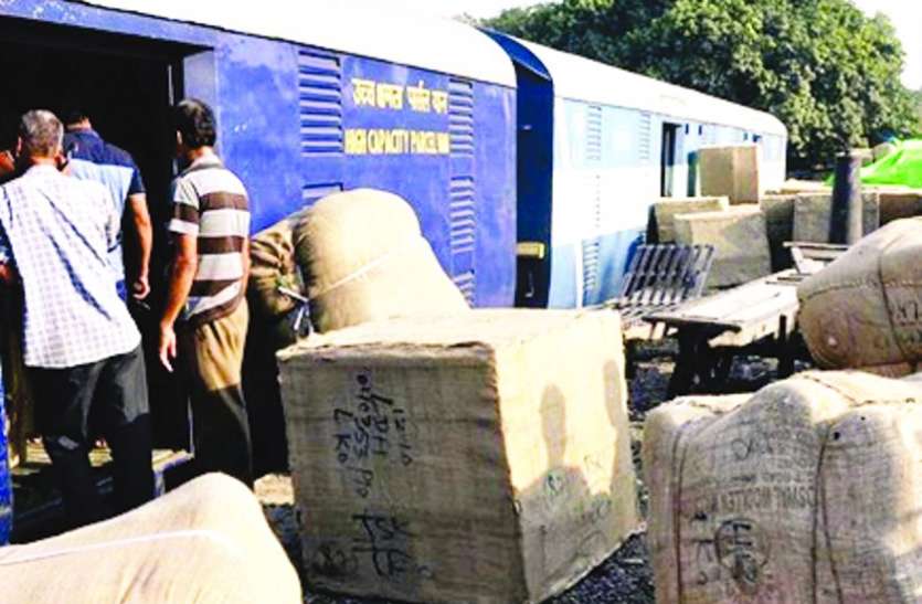 Due to the slowdown of textile reduced cargo टैक्सटाइल की मंदी ने घटा दी माल ढुलाई