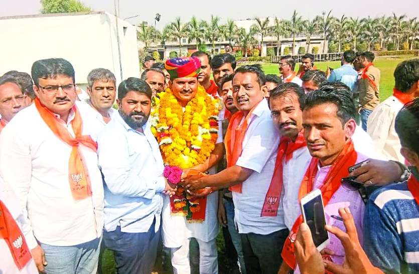 Crowd of candidates प्रत्याशियों का सूरत में जमावड़ा