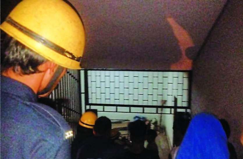 Lift in Smile stuck on fourth floor; Six pregnant women, including two pregnant women स्मीमेर में लिफ्ट चौथी मंजिल पर अटकी, दो गर्भवती महिलाएं समेत छह जने फंसे