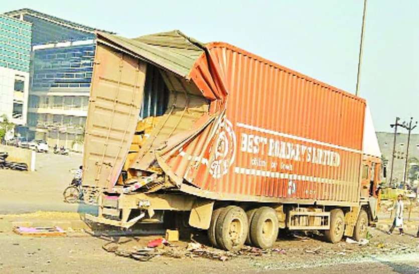 Bus-tamed, two killed बस-टैम्पो भिड़े, दो की मौत