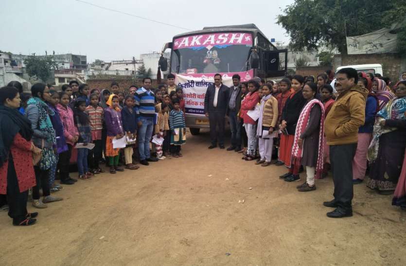Information about the crimes related to girls, visits of public institutions to teenage girls किशोरी बालिकाओं को कराया गया सार्वजनिक संस्थाओं का भ्रमण, बालिकाओं से संबंधित अपराधो की दी गई जानकारी