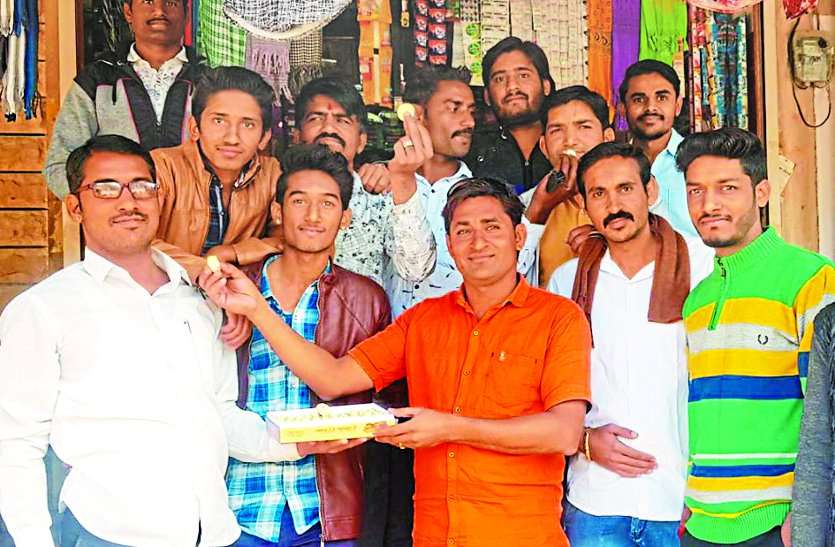 Gehlot bursts crackers when he becomes chief minister, donates sweets गहलोत के मुख्यमंत्री बनने पर पटाखे फोड़े, मिठाइयां बांटी