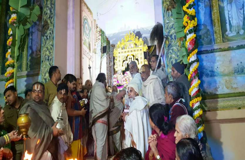 vaikuntha ekadashi 2018 vaikuntha ekadashi 2018 पर खोला गया बैकुंठ द्वार, मोक्ष पाने निकले श्रद्धालु