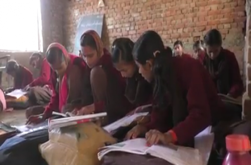 barabanki 10 सालों से बच्चों को डरा रहा जिले का यह सरकारी विद्यालय, पढ़ाने के बजाय बंदरों को भगाती हैं यहां की टीचर