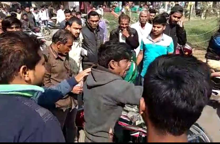 Bike Strikes Hands Drawn Badmash बाइक चोरी करते रंगे हाथ धराया बदमाश, महिलाओं ने भी पीटा