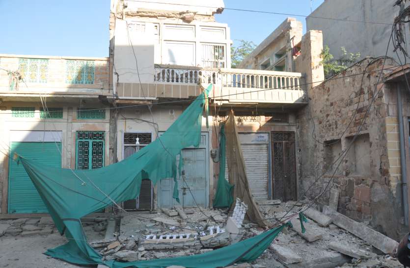 Shabby house hide, big accident जर्जर मकान का छज्जा गिरा, बड़ा हादसा टला