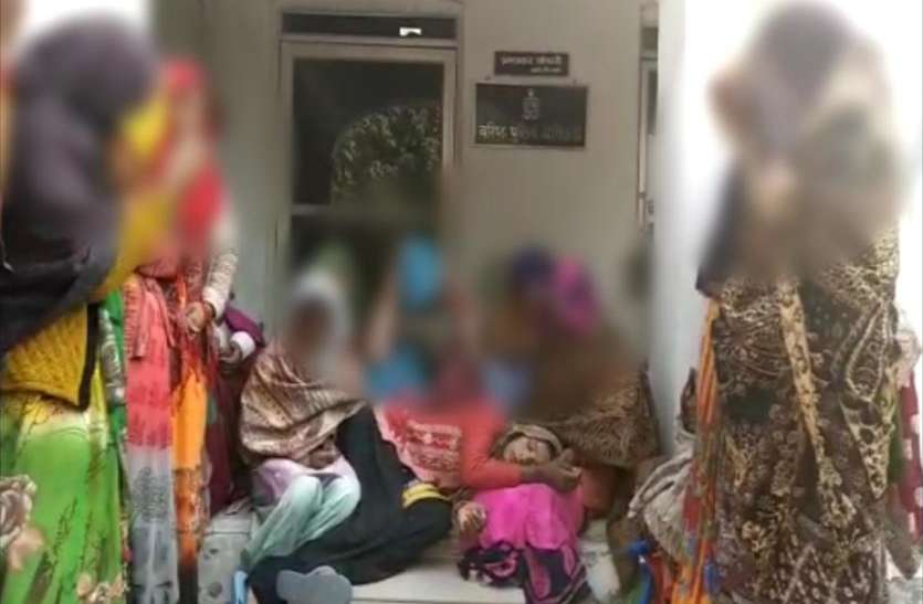 news Video: बुलंदशहर हिंसा के बाद एसएसपी आॅफिस के बाहर एसआे को हटाने की मांग को लेकर धरने पर बैठी महिलाएं, एसएसपी ने की कार्रवार्इ