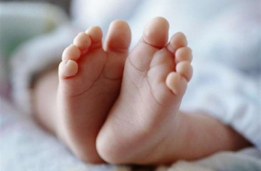 girl child fall in in a hot Sambhar bucket गरम सांभर से भरी बाल्टी में गिरने से डेढ़ साल की बच्ची की मौत
