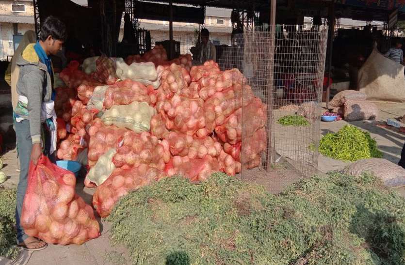 Leaf cabbage constrained feeding animals सब्जियों की लागत भी नहीं निकाल पा रहे किसान
