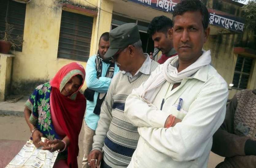 crime चोरों ने पैसा चोरी करने के लिए बेग पर कुछ तरह मारी ब्लेड