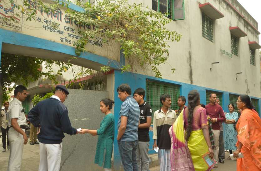 Kolkata, West Bengal, India कोलकाता नगर निगम : वार्ड नंबर 117 के उपचुनाव में 64 फीसदी हुआ मतदान