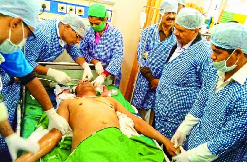 road accident पुलिस वाहन और यात्री बस में कंटेनर ने मारी टक्कर, बस पलटने से 27 घायल