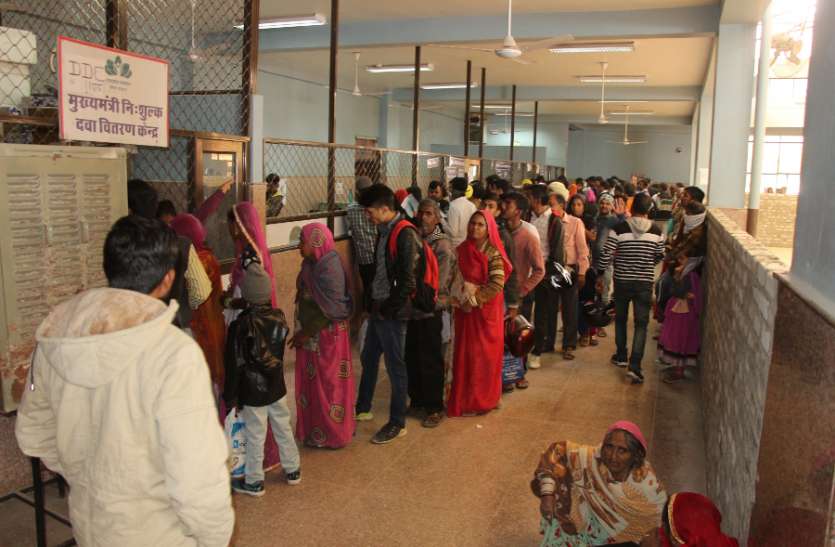 hospitals in jodhpur रजिस्ट्रेशन पर्ची, चिकित्सक परामर्श, ब्लड सैम्पल देने व नि:शुल्क काउंटर से दवा लेने तक कतार ही कतार, सर्दी में मरीज परेशान