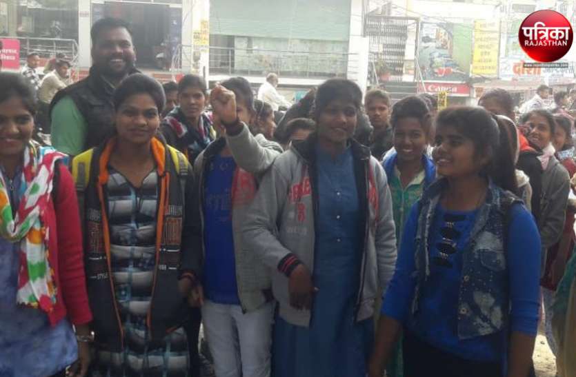 banswara बांसवाड़ा : खाने में सलाद गायब, नहाने के लिए नहीं साबुन, जनजाति कन्या छात्रावास में सुविधाओं का अभाव, छात्राओं ने कलक्टरी पर किया प्रदर्शन