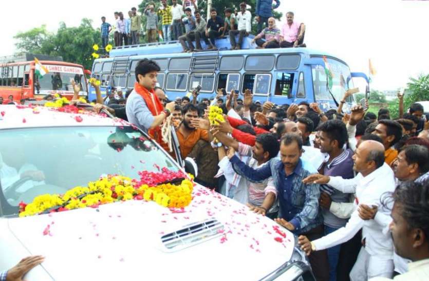 Jyotiraditya Scindia MP में मोदी मैजिक को फेल करने वाला कांग्रेस का ये स्टार प्रचारक चलाता है ये मामूली सी कार, राजघराने से है गहरा ताल्लुक