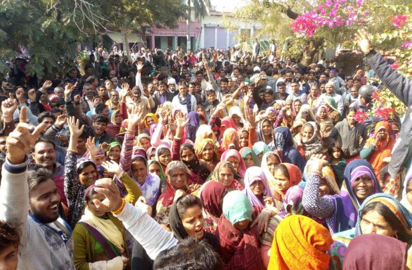 baran यूरिया खाद के लिए सुबह से रात तक इन्तजार