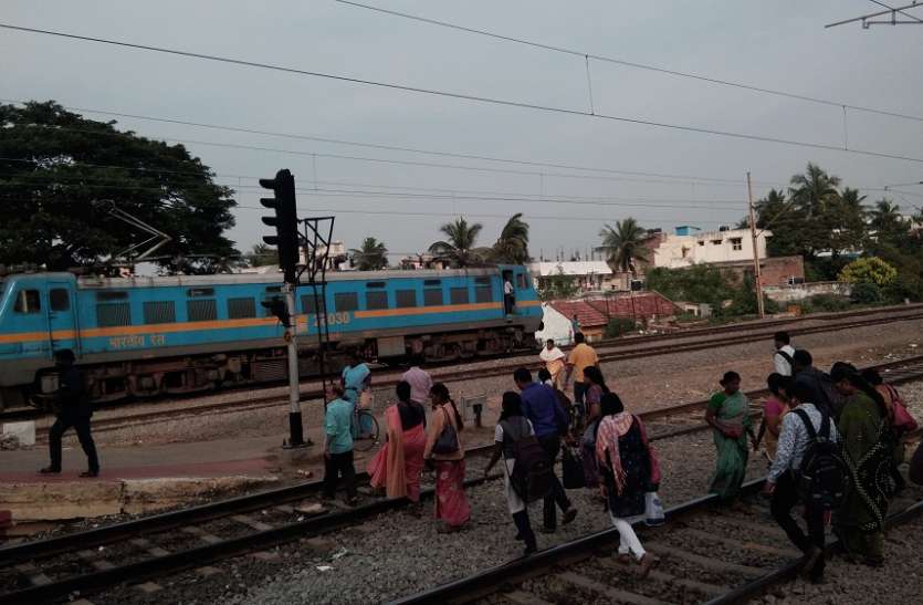 Crosses railway track with danger खतरे के बीच करते है रेलवे ट्रेक को पार