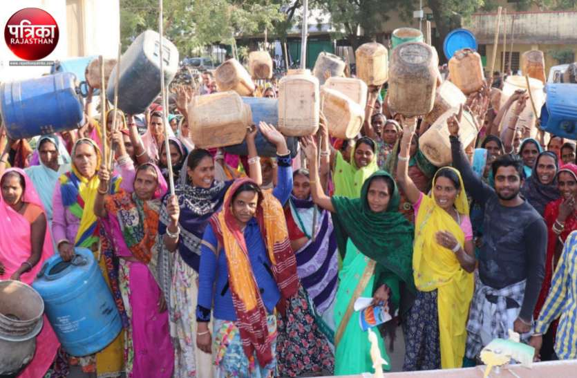 banswara बांसवाड़ा: शराब के अवैध अड्डों के खिलाफ महिलाएं फिर सडक़ों पर, कलक्टरी पहुंचकर किया प्रदर्शन