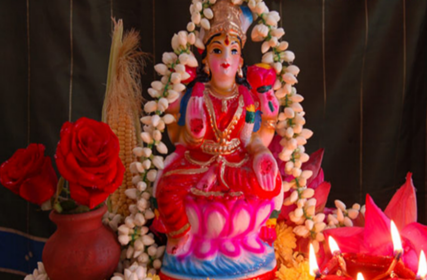 dhan prapti ke upay लक्ष्मी जी के पास चुपचाप रात में रख दें ये एक चीज, रुपयों से भर जाएगा घर