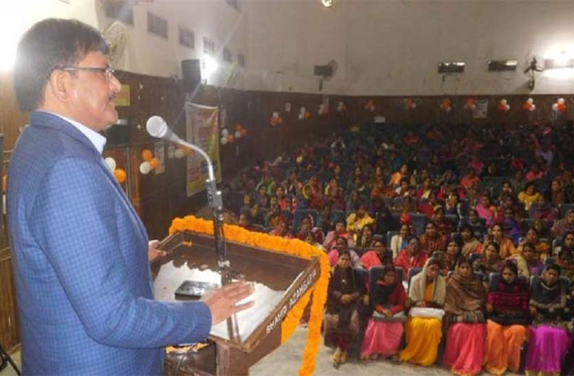 कार्यक्रम को संबोधित करते डीएम। सशक्त समाज की स्थापना के लिए महिलाआें का स्वावलंबी होना जरूरी