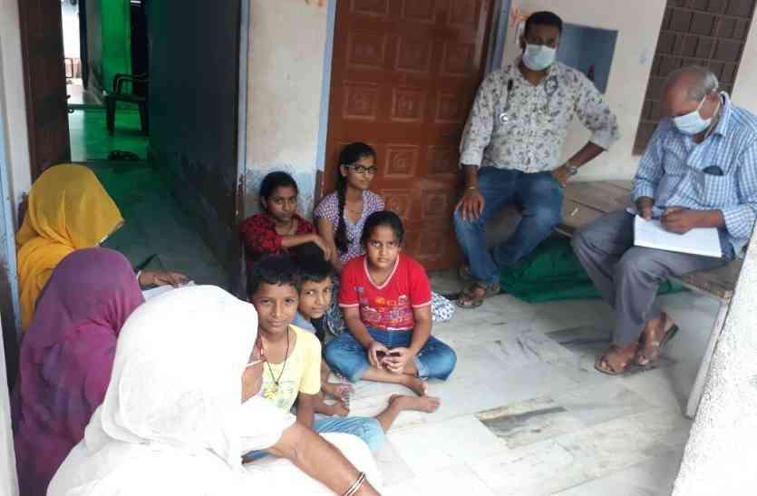 Medical Team Door To Door Survey In Alwar मेडिकल टीम ने अलवर में सर्वे किया तो मिले बुखार के इतने मरीज, इतने स्थानों पर मिला लार्वा